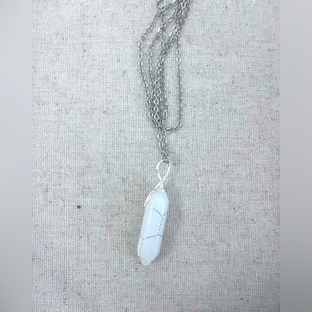 💎 White Gemstone Wire-Wrapped Pendant Necklace